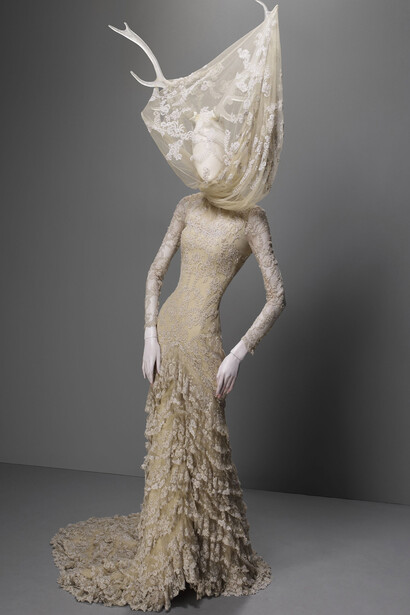 Peça inspirada na arte surrealista para a coleção Widows of Culloden, F/W 2006-2007, assinada por Alexander McQueen, exposta no The Metropolitan Museum of Art, New York, NY, USA
