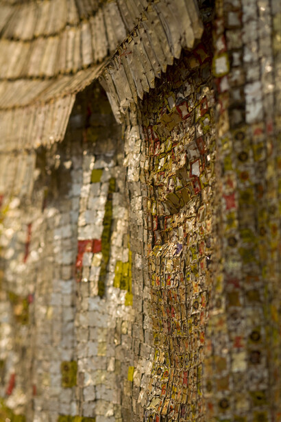 El Anatsui, Skylines, Detail 3, 2008, Aluminium and copper wire, 300 x 825 cm, Photo Jonathan Greet, Image courtesy October Gallery London