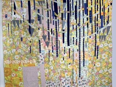 Jessica Wohl, "A Woman's World", de 2020, feita com retalhos de tecidos, blusas, vestidos, lençóis, fronhas e cortinas, apliques feitos na máquina, com bordas viradas e costuradas à mão, 238x200cm
 