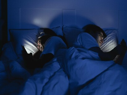 A consequência? O organismo adia a liberação da melatonina o que, por sua vez, atrasa o início do sono, reduz sua qualidade e causa aquela sensação de cansaço constante. Dormir pouco uma noite pode não parecer grave, mas o problema surge quando isso se torna rotina. O sono é fundamental para saúde física e mental,  influencia nossa memória, humor, metabolismo e até o sistema imunológico