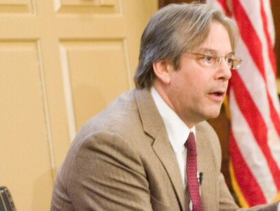 Según la visión de Ikenberry, ese orden no se perpetúa únicamente por coerción, sino también por una lógica de “compra”, de construcción de consenso y de legitimidad normativa; no todos los estados siguen los mismos niveles de cumplimiento, pero comparten un interés en mantener un sistema basado en reglas. G. John Ikenberry en el Miller Center, 2011, Virginia, EE.UU.