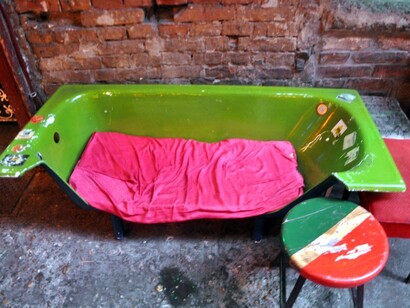 Budapest. Sentarse en una bañera en el bar Szimpla Kert