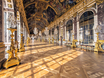 La galería de los espejos en el Palacio de Versalles, Francia