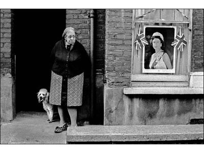 Ian Berry, Fulham Jubilee Celebrations, London The English 1974-1975 © Ian Berry/Magnum all rights reserved