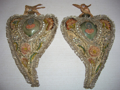 Rare bottiglie a forma di cuore per la manna di san Nicola destinate come regalo di matrimonio, sec. XVIII