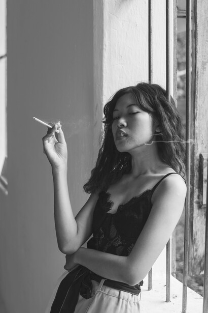 Salía al balcón a *fumetear*, tomaba del vaso y sentía la efervescencia contra las papilas