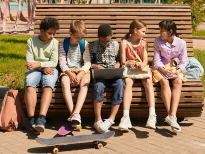 Encontre conforto e força nas memórias e ensinamentos dos nossos avós. Aprenda a honrar o legado de maravilhamento e amor pela vida enquanto enfrenta os altos e baixos da jornada adulta