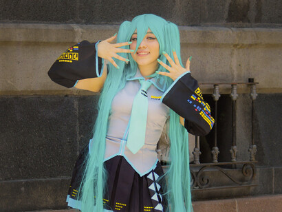 En su forma de holograma, Hatsune Miku condensa la paradoja de un afecto real depositado en una presencia que solo existe en la ilusión tecnológica