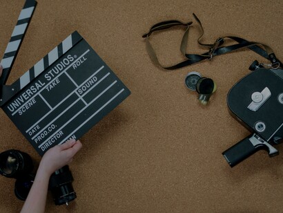 Mas o cinema também é uma indústria cujos produtos, os filmes, satisfazem as necessidades do mercado, e geram lucro financeiro para quem os produz