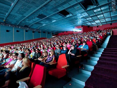 Sala de cine llena de público en la proyección de una película en 3D
