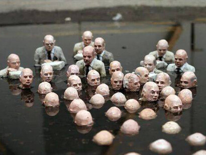 "Follow the leaders" (también conocida como "Políticos discutiendo sobre el cambio climático"), instalación de Isaac Cordal