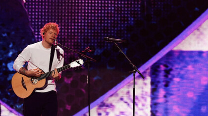 Ed Sheeran subió al escenario el sábado (19.09.2026) por la noche por primera vez desde que el rapero Macklemore fue retirado como telonero
