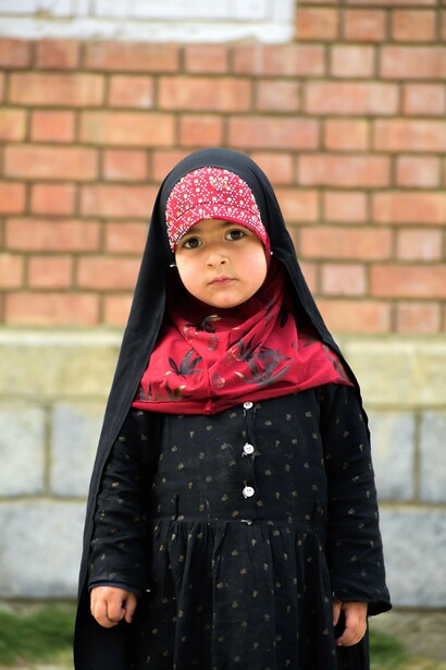 Un regard innocent appartenant à une société en pleine crise, sans pouvoir assimiler la gravité de la situation