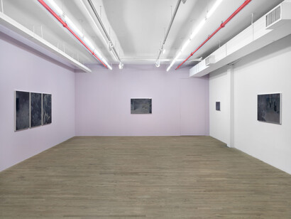 Gökhun Baltacı, A moonless plateau, exhibition view. Courtesy of kaufmann repetto