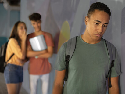 La violence se cache aussi dans le silence, un rire ou un regard suffit