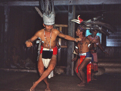 Tra una danza e l’altra - perché i Dayak amano ballare - si determinano i motivi psicologici o fisici che affliggono l’ammalato