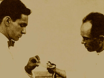 Clodomiro Picado Twight (derecha) con Luis Bolaños en el Laboratorio Clínico del Hospital San Juan de Dios