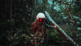 Una mujer protegida por un traje caminado por una selva en un futuro distópico. ¿A dónde se dirige esta deriva económica, política y social?