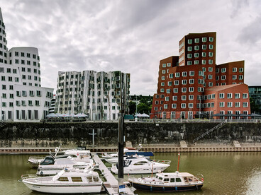 Tanto la arquitectura como la integridad del artista deben presentarse como expresiones del arte o de la tecnología que contribuyan a otorgar a la humanidad un sentido de realización e integridad. Nuevo Zollhof, Düsseldorf, Renania del Norte-Westfalia, Alemania