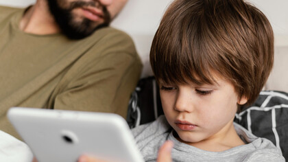 La tecnología ha transformado radicalmente la forma en que los niños interactúan con el mundo, presentando tanto beneficios como desafíos para su desarrollo