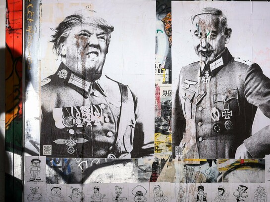 Cartazes retratam o presidente dos EUA, Trump, e o primeiro-ministro israelense, Netanyahu, em uniformes e trajes nazistas