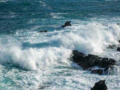 Na visita à ex-Ítaca, a consciência de que as “sempre vivas/ chagas.// florem”, numa perpetuação do sofrimento, cria para o próximo grupo de poemas a expectativa da permanência das dores, presentes tanto em “Durante” como no restante da viagem-livro, despertando, no leitor, o desejo talvez impossível de encontrar, nos versos, o lenitivo e obrigando-o, enquanto isso, a sustentar em sua sensibilidade, no lugar do alívio, o peso da dor