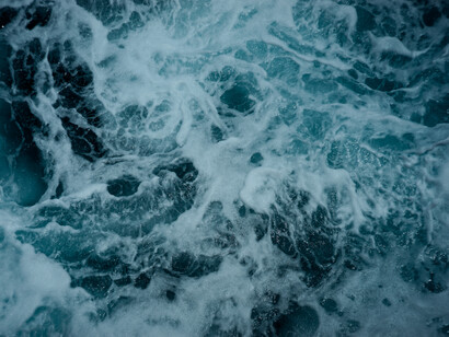 Vista aérea de las olas del mar. Como pordiosero, espero una limosna de la gracia, que me deje verme de nuevo por dentro-fuera a la vez