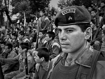 La Comisión para el Esclarecimiento Histórico ―nombrada por las Naciones Unidas― estimó que el saldo final de la guerra interna en Guatemala fue de doscientos mil muertos, cuarenta y cinco mil desaparecidos y cerca de cien mil desplazados