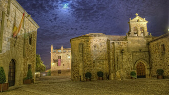 Casco antiguo de la ciudad de Cáceres, por donde pasearon los actores durante el rodaje, España