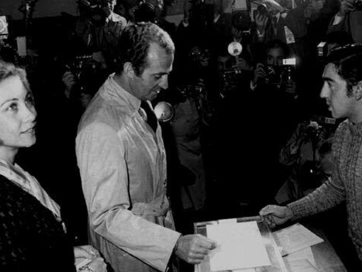 Los reyes votando el referéndum para la Ley de Reforma Política (1976)