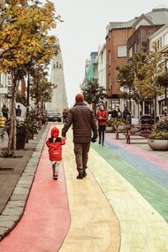 A rua Laugavegur em um dia claro, com lojas, cafés e a imponente Hallgrímskirkja despontando ao fundo. Foi por esta via cheia de cores e movimento que começou a descoberta da capital islandesa pelo autor deste artigo