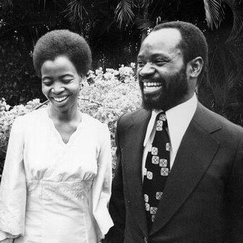 Samora Machel, primer presidente de Mozambique, y Graça Machel en el día de su matrimonio (1975)