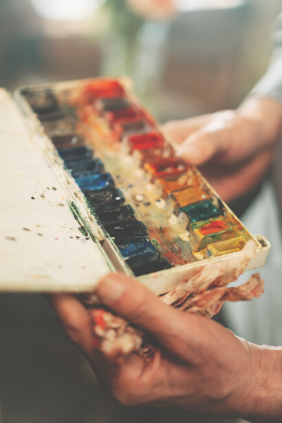 Pittura, colori. Insomma, quasi un moderno Leonardo, non si accontenta della tela e del colore, non si accontenta del materiale da scolpire