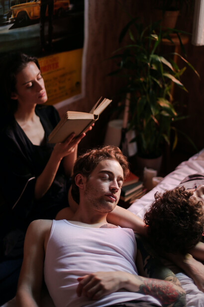 Mulher faz leitura de livro em silêncio enquanto amigos dormem