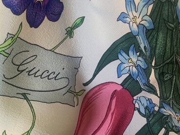 Foulard disegnato da Accornero. Foto di Raffaella Cesareo