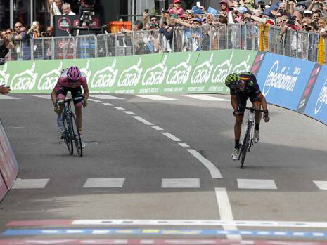 Lo sprint finale tra Kruijswijk e Valverde