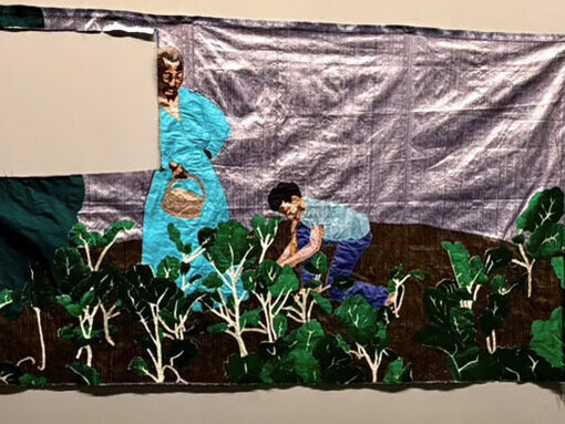 Billie Zangewa, nació en 1973 en Blantyre, Malaui. Artista malauí que cose a mano telas de seda para crear tapices de collage. La tonalidad menor como forma de vida