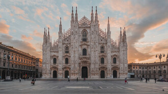 Duomo di Milano, ufficialmente Cattedrale Metropolitana della Natività della Beata Vergine Maria, è la cattedrale dell'arcidiocesi di Milano, monumento nazionale italiano e chiesa più grande d'Italia