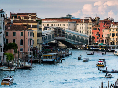 Venice's oldest bridge, Ponte di Rialto, Venice, Italy