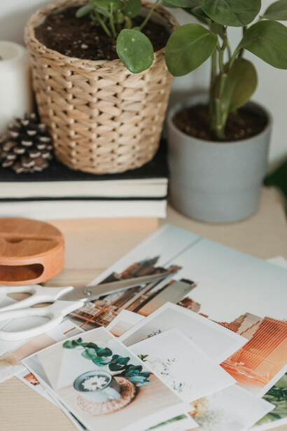 Autora posiciona sob a mesa de seu quarto materiais de inspiração para criar um vision board dos sonhos