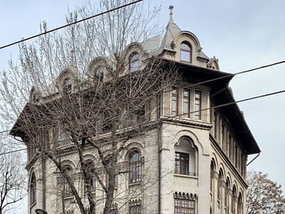 La etapa de Bucarest fue rica en placeres y alegrías, amistades importantes y amores que dejarían su impronta en el corazón herido del poeta, quien conoció las atrocidades cometidas por el nazismo contra el pueblo judío, su familia y su propia persona en el gueto y en los campos de trabajo de Moldavia. Plaza C. A. Rosetti en Bucarest, Rumanía
