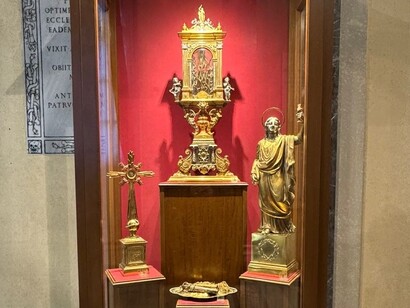 Roma, Basilica di San Giovanni in Laterano, Vetrina dedicata a San Giovanni Evangelista, ph. Anastasia Maria Luciani
