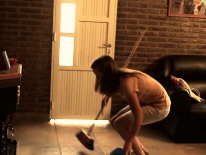 La portera limpiando el suelo