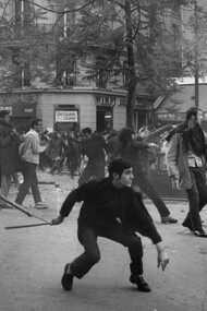 Manifestantes lanzan adoquines contra la policía en las calles de París