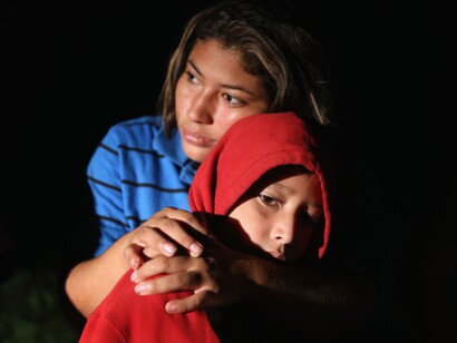 Una madre abraza a su hijo con cara de preocupación