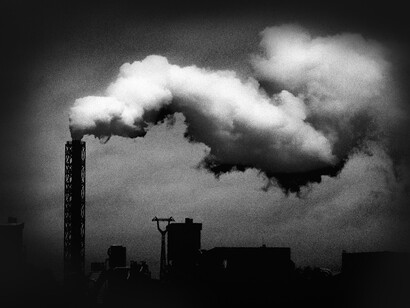 Profit. Les propriétaires d’industries pensent souvent qu’il est plus avantageux de nuire à l’environnement ou d’avoir des pertes humaines pour obtenir des profits plus élevés