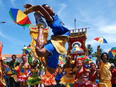 Apresentação de frevo no carnaval de Olinda. Os gestores devem também superar hábitos acadêmicos que impedem de pensar e intervir no campo da cultura. Tudo isso são desafios dos gestores que como diz o professor Gustavo Remidi , “Quais os limites da liberdade de expressão, no campo da esfera pública popular?” 