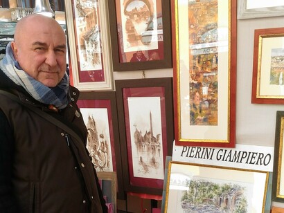L’acquarellista Giampiero Pierini davanti al suo stand