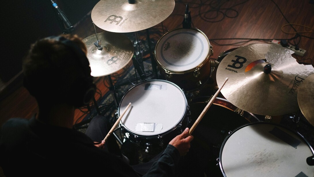 Il Rhythm and Blues (R&B) è nato negli Stati Uniti negli anni Quaranta, evolvendosi dal blues e dal jazz per diventare la colonna sonora della comunità afroamericana dell'epoca e il termine R&B fu coniato nel 1947 dalla rivista "Billboard" per descrivere la nuova musica che combinava ritmo sincopato e melodie blues, distinguendola dal jazz e dal gospel