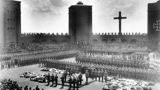 El primer entierro de Hindenburg en 1934, en el Memorial de Tannenberg. Hitler está hablando en el atril